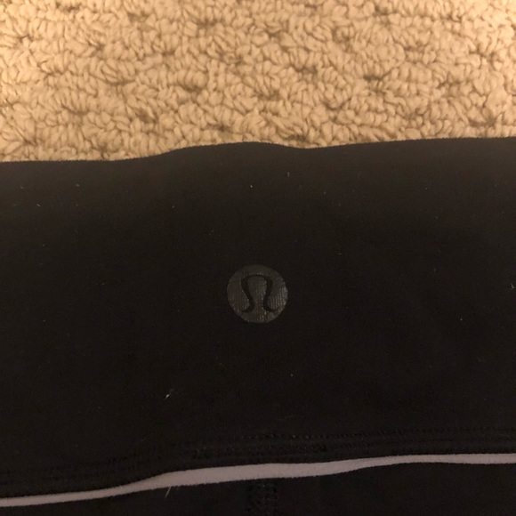 Size 8 Lululemon Capri - Picture 3 of 4